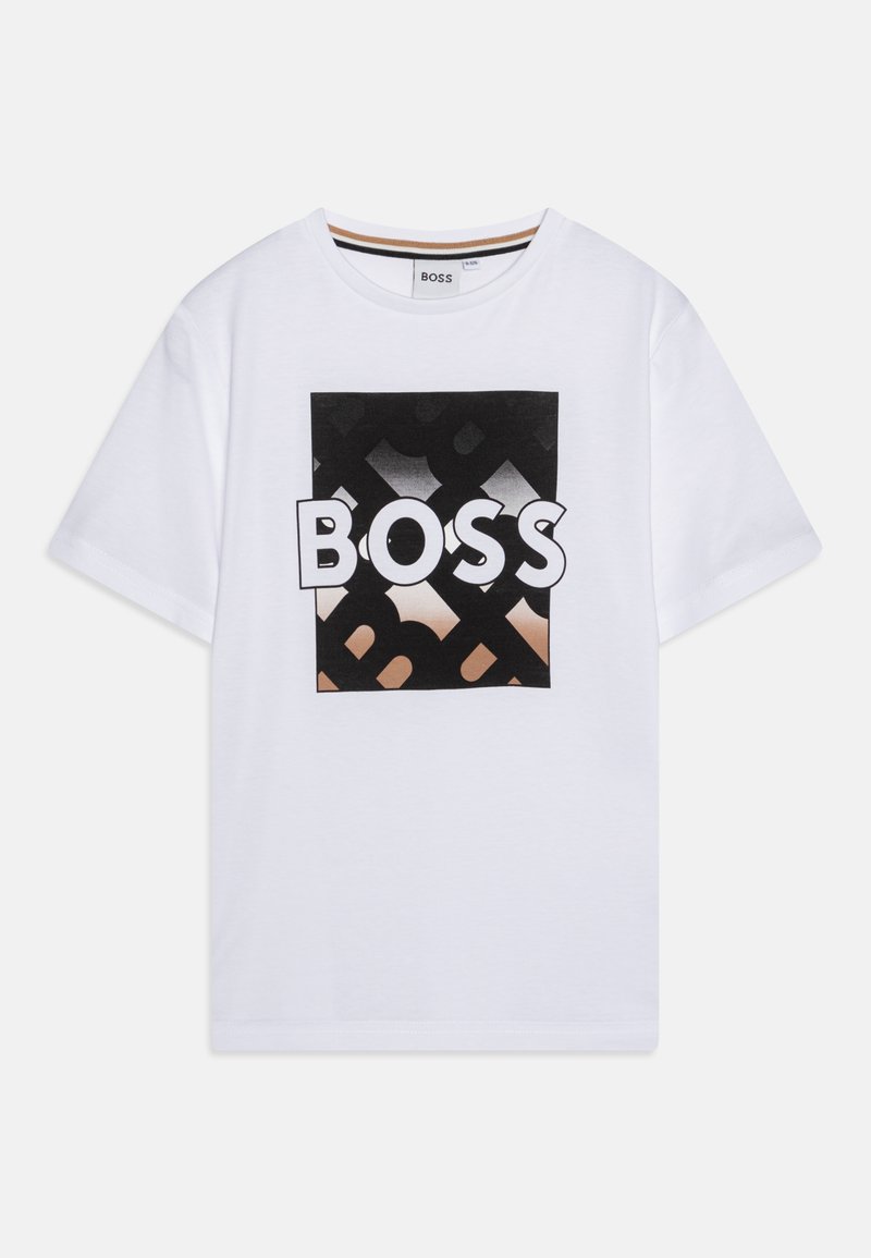 T-shirt en coton blanc avec un grand carré graphique noir et orange portant le mot "BOSS" en lettres blanches en gras au centre.