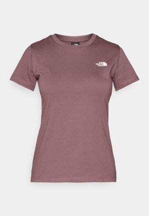 T-shirt à manches courtes et col rond dans une couleur mauve douce, fabriqué en tissu doux avec un petit logo blanc sur la poitrine gauche. Texture lisse.