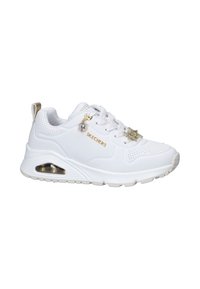 Witte Skechers sneaker met gouden accenten, decoratieve rhinestone bedel, luchtgeveerde zool en geperforeerde details op de neus en hiel.