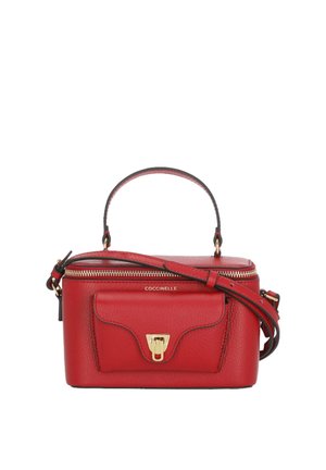 Červená kožená kabelka s horním uchycením a nastavitelným ramenním popruhem, přední kapsa se zlatým zapínáním a zlatým zipem nahoře.