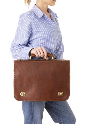 Valigetta in pelle marrone con una texture liscia, dettagli in metallo color oro e una forma rettangolare strutturata. Caratterizzata da un manico superiore.