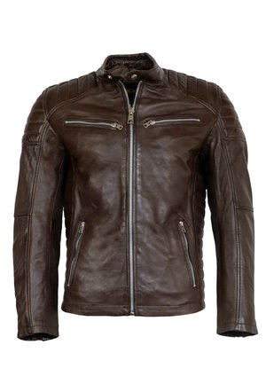 Bruine leren jas met een staande kraag, gewatteerde schouderaccenten en twee ritssluitingen op de borst. Glad textuur, aansluitend ontwerp.