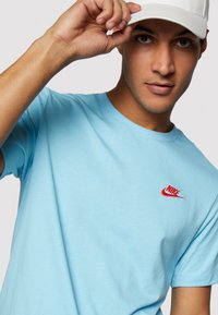 Nike Sportswear CLUB TEE - T-shirt básica - blaurot