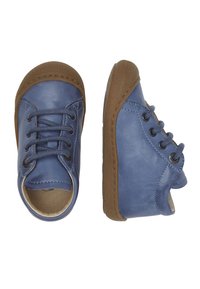 Modré kožené boty s hnědými gumovými podrážkami. Mezi jejich vlastnosti patří kulaté špičky, tkaničky a prošívání na svršku.