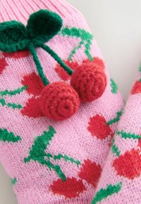 Mânuși tricotate roz cu un model de cireșe, cu cireșe roșii umflate și frunze verzi. Designul include tricotaj texturat și culori vibrante.