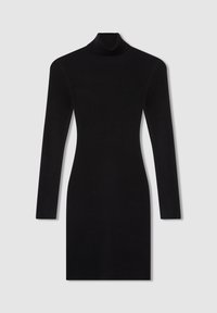 Czarna dzianinowa sukienka z wysokim golfem, długimi rękawami i dopasowanym krojem, o gładkiej fakturze i bez widocznych ozdób.