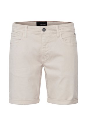 Vue de face d’un short pour homme beige clair avec une taille boutonnée, des passants de ceinture, des poches avant et des revers aux jambes, sur fond blanc.