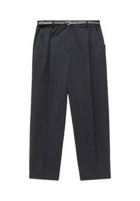 Zwarte rechte pijpen broek met plooien, zijzakken en een slanke grijze riem met een zilveren gesp op een witte achtergrond.