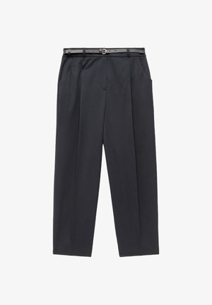 Zwarte rechte pijpen broek met plooien, zijzakken en een slanke grijze riem met een zilveren gesp op een witte achtergrond.