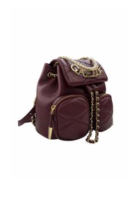 Piccolo zaino in pelle bordeaux trapuntato con due tasche frontali con zip, cinturini a catena dorati, manico decorativo in perle e lettere d'oro.