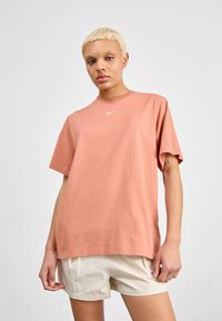 Nike Sportswear TEE - Navadna majica - terra blush