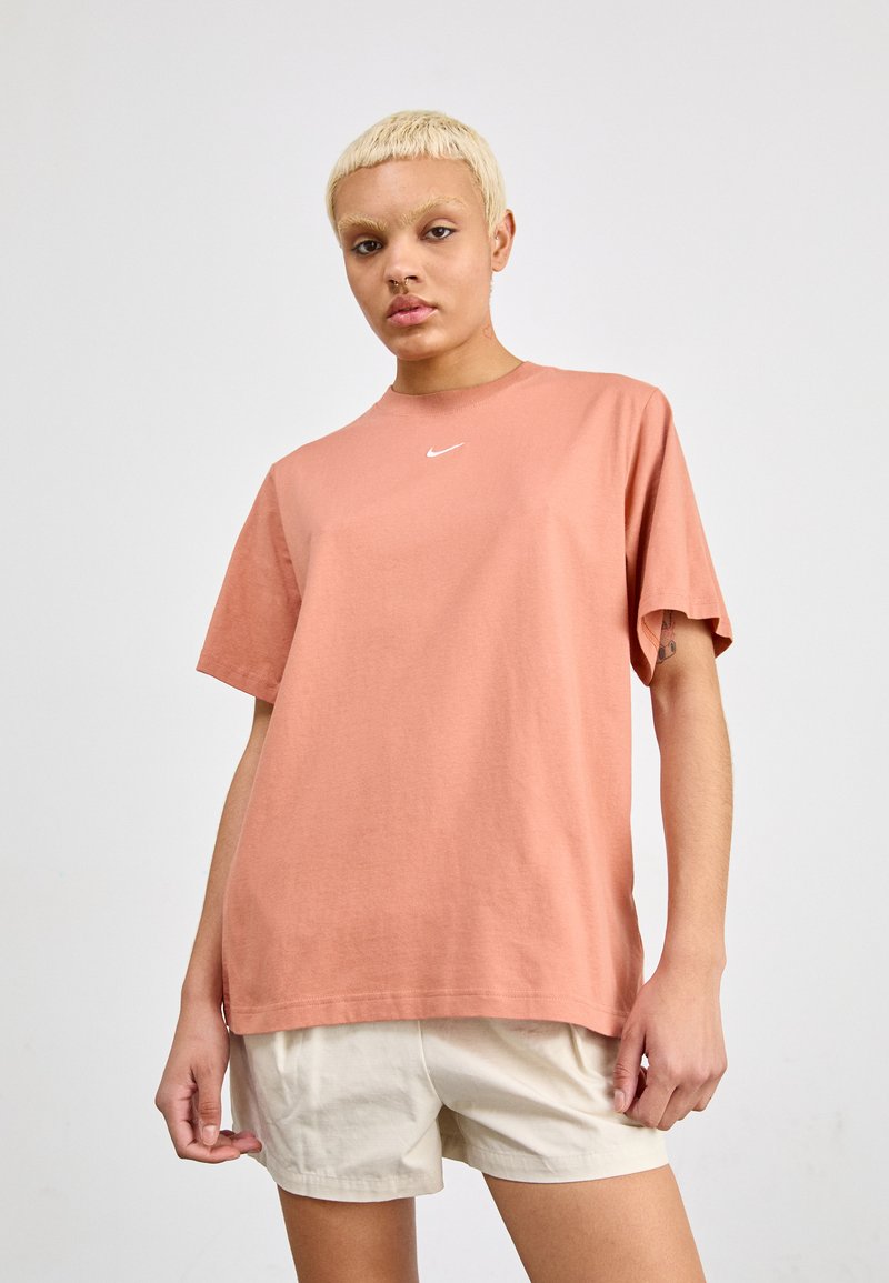 Nike Sportswear TEE - Navadna majica - terra blush