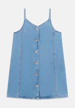 Lyseblå denim ærmeløs kjole med tynde stropper og knaplukning foran i en lige snitstil.