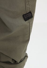 Olijfgroene G-Star Originals cargobroek van lichtgewicht stof, met een gestructureerd label en naaddetails langs de zijkant.