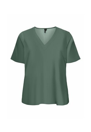 T-shirt vert à manches courtes et col en V, coupe ample et tissu à texture lisse, présenté sur un fond blanc.