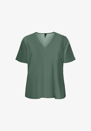 Roheline lühikeste varrukatega V-kaelusega särk, lahtise lõikega ja siledast kangast, valgel taustal eksponeeritud.