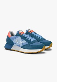 Blaue Wildleder- und Mesh-Sneaker mit weißen Akzenten. Merkmale sind eine runde Zehenpartie, eine kontrastierende orangefarbene Ferse und eine strukturierte Gummisohle.