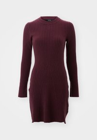Abito bordeaux a maniche lunghe con costine e colletto alto, caratterizzato da pattern a righe verticali e una silhouette leggermente aderente.