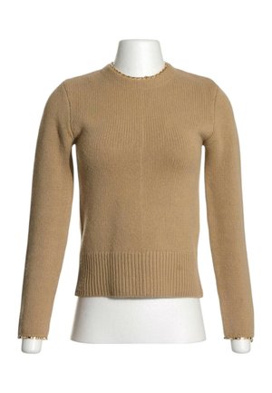 Jersey de punto beige de manga larga con dobladillo y puños acanalados, mostrado en un torso de maniquí blanco sobre un fondo liso.