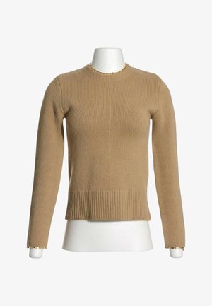 Maglione beige a maniche lunghe in maglia con orlo e polsini a coste, esposto su un busto di manichino bianco su sfondo semplice.