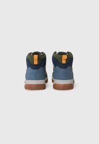 High-Top-Sneaker mit einem Obermaterial aus einer Mischung aus blauen und grünen Textilien, orangefarbenem Zugband und einer braunen Gummisohle mit weißen Akzenten.