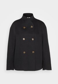 Zwarte double-breasted jas van gladde stof, met een hoge hals en messing knopen in een strakke, minimalistische stijl.