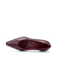 Zapato de tacón puntiagudo de cuero burdeos con un acabado suave y un forro interior mínimo. Presenta una silueta elegante y sin herrajes visibles.