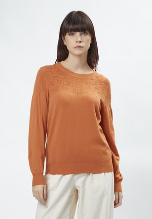 Rostfarbener gestrickter Pullover mit strukturiertem Muster an den Schultern. Hat lange Ärmel und einen runden Ausschnitt. Weicher Stoff und lockere Passform.