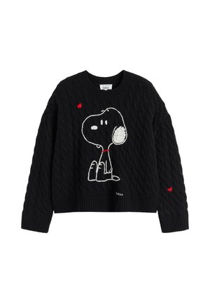 Maglione nero lavorato a maglia con un motivo a treccia, decorato con un design ricamato di Snoopy bianco e accenti rossi a forma di cuore sulle maniche.