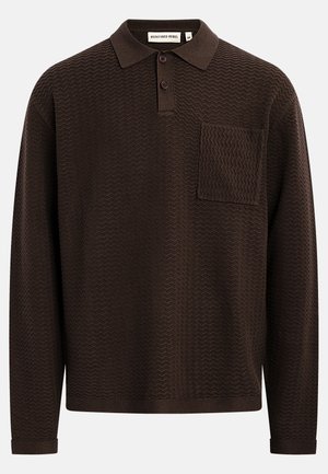 Brun langærmet polo med et struktureret zigzag-mønster, der har en tre-knaps stolpelukning og en brystlomme. Fremstillet af strikket stof.