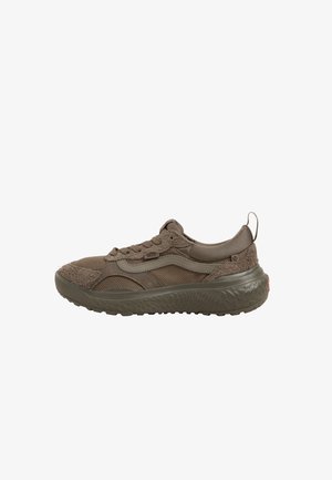 Sneaker marrone con una parte superiore testurizzata caratterizzata da dettagli in mesh e suede, una linguetta imbottita e suola in gomma spessa e con motivo.