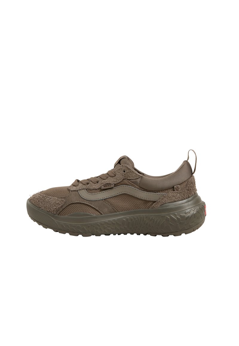Brune sneakers med en teksturert overdel med mesh og semsket skinn-detaljer, polstret krage og en tykk, mønstret gummisåle.