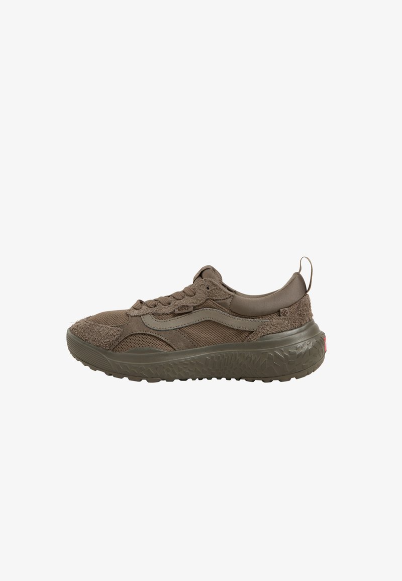 Braune Sneaker mit einer strukturierten Oberseite aus Mesh und Wildleder, einem gepolsterten Schaft und einer dicken, gemusterten Gummisohle.