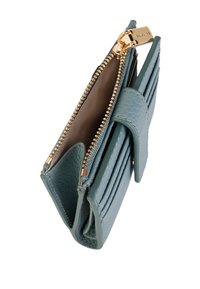 Getextureerde teal portemonnee met een gouden rits, meerdere kaartsleuven en een veilige drukknoopsluiting. Compact ontwerp voor eenvoudige opslag en toegang.
