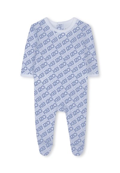 Langarm-Baby-Body aus hellblauer Baumwolle, mit einem sich wiederholenden "KENZO"-Logo-Muster, rundem Halsausschnitt und Druckknopfverschluss hinten.