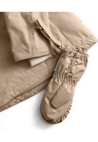Beige lett jakke med gl glatt overflate; har elastiske mansjetter og en matchende vanter festet med en stofftab.