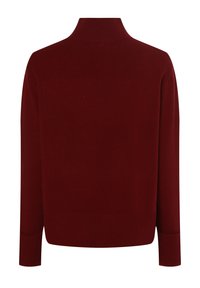 Pull en maille bordeaux avec un col montant, des manches longues, et des poignets et un ourlet côtelés, présentant une texture lisse et un design simple.
