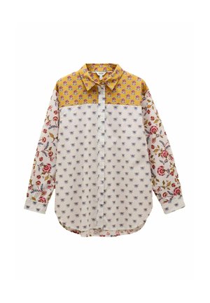 Langärmliges Button-Down-Hemd mit gelbem Blumenbesatz, weißem Körper mit kleinen blauen Blumen und weißen Ärmeln mit roten und grünen Blumenmustern.