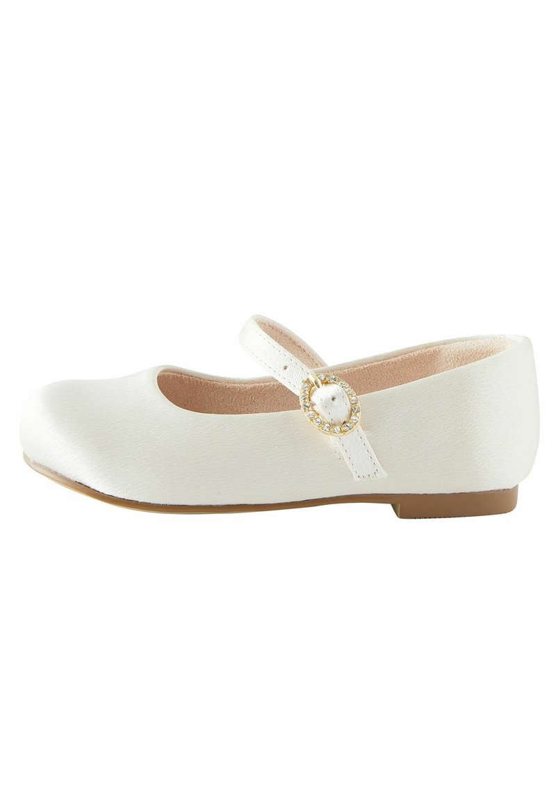 Ballerine blanche avec un bout rond, texture de tissu doux, une sangle ornée d'une boucle dorée décorative avec des pierres, et un petit talon.