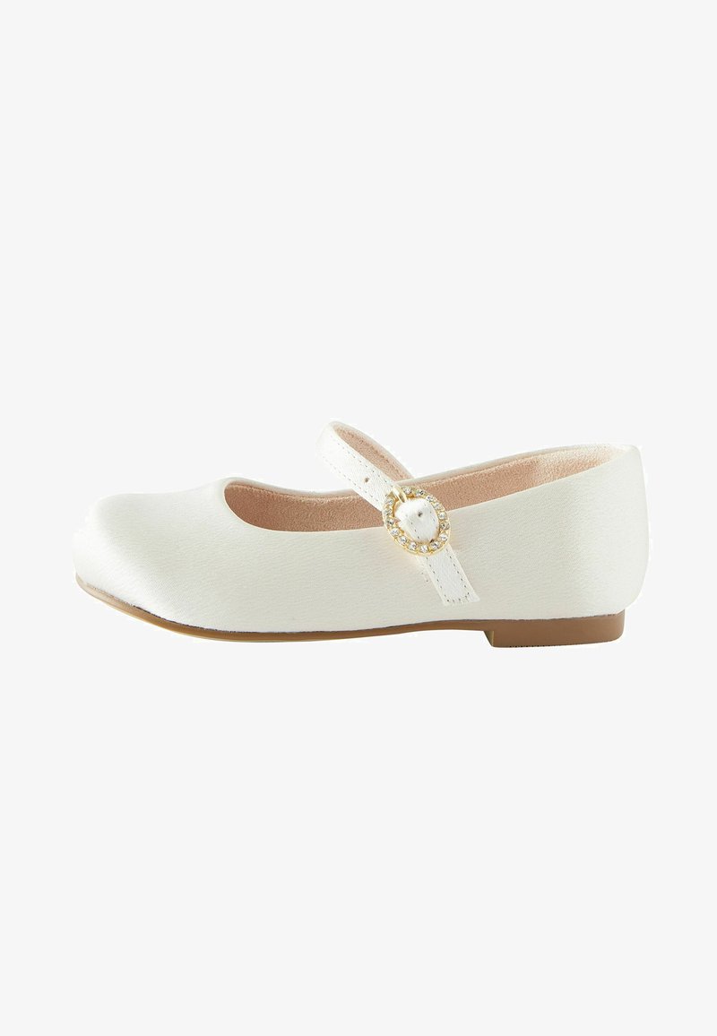 Ballet flat bianco con punta rotonda, texture morbida del tessuto, una cinturino con una fibbia decorativa dorata con pietre e un tacco basso.