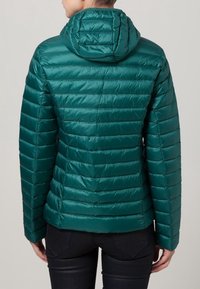 Turkusowa kurtka puchowa z kapturem, z poziomym przeszyciem, gładką teksturą i dopasowanym krojem. Lekka i ocieplana konstrukcja.