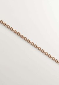 Cadena de metal en color oro rosa con formas ovaladas y circulares entrelazadas, textura suave, grosor uniforme y acabado pulido, mostrada sobre un fondo claro.