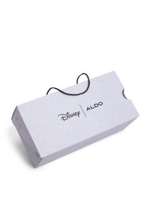 Grå glittrig pappask med ett svart snörhandtag; har "Disney"- och "ALDO"-logotyper tryckta i svart.