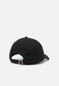 Schwarze Baumwoll-Baseballkappe mit verstellbarem Riemen, rundem Schirm und gebogenem Rand. Auf der Rückseite befindet sich eine silberne Metallschnalle zur Größenanpassung.