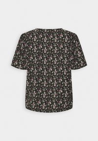 Top corto a maniche corte nero con un fit rilassato e scollatura tonda, caratterizzato da un denso motivo di fiori bianchi e rosa.