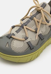 HUGO REEFLYN  - Joggesko - open green