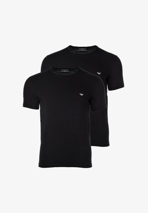 Zwei schlichte schwarze T-Shirts mit kurzen Ärmeln und Rundhalsausschnitt, jeweils mit kleinem weißem Logo auf der linken Brust, vor weißem Hintergrund dargestellt.