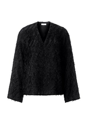 Melns pūkains džemperis ar V-veida kakla izgriezumu, garām piedurknēm un teksturētu audumu, kurā ir slāņveida, spalvām līdzīgs dizains.