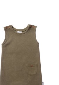 Olivgrünes gerippte Kleid mit ärmellosem Design, zwei braunen Knopfakzenten an den Schultern und einer Vordertasche mit Knopfdetail.