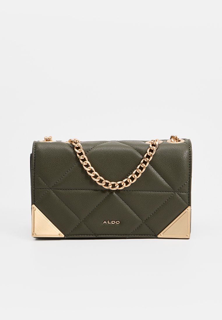 Sac bandoulière en cuir matelassé vert avec une chaîne dorée et des accents en or triangulaires aux coins. Présente le logo de la marque à l'avant.
